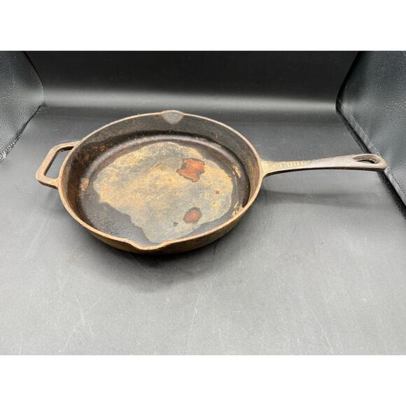 Vintage Unmarked Cast Iron Skillet - 10.5" - Picture 6 of 10